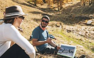 photo réalisée lors d'un voyage d’influence dans le Parc du Queyras, en partenariat avec l’OT du Guillestrois et du Queyras. Avec les Bestjobers, sur cette photo, intervient Boris Pousson, accompagnateur en montagne pour l’agence Destinations Queyras.