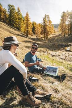 photo réalisée lors d'un voyage d’influence dans le Parc du Queyras, en partenariat avec l’OT du Guillestrois et du Queyras. Avec les Bestjobers, sur cette photo, intervient Boris Pousson, accompagnateur en montagne pour l’agence Destinations Queyras.