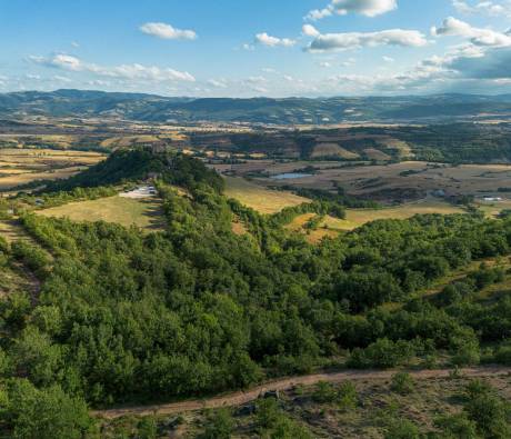 PNR Grands Causses- Panorama de Rougier de Camares depuis Montaigut