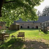 Bâtiments patrimoniaux du domaine face au gîte